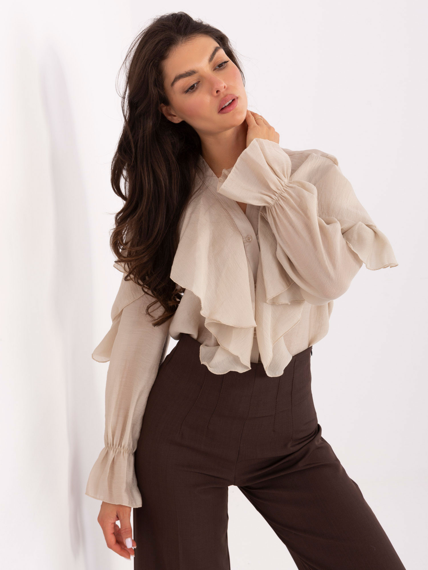 Béžová elegantná dámska blúzka s volánom MI-BZ-27427.96-beige Veľkosť: ONE SIZE