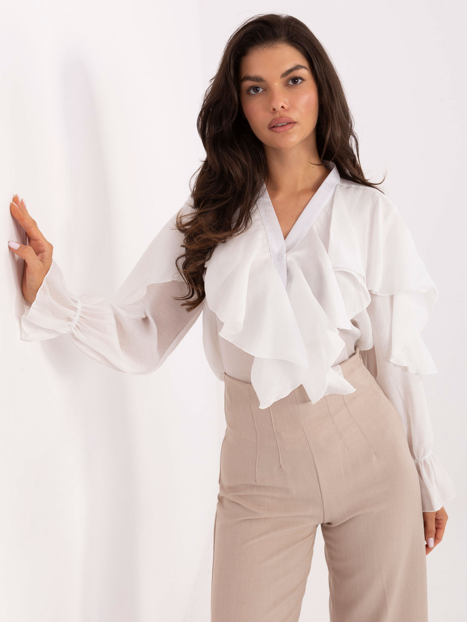 Biela elegantná dámska blúzka s volánom MI-BZ-27427.96-white Veľkosť: ONE SIZE