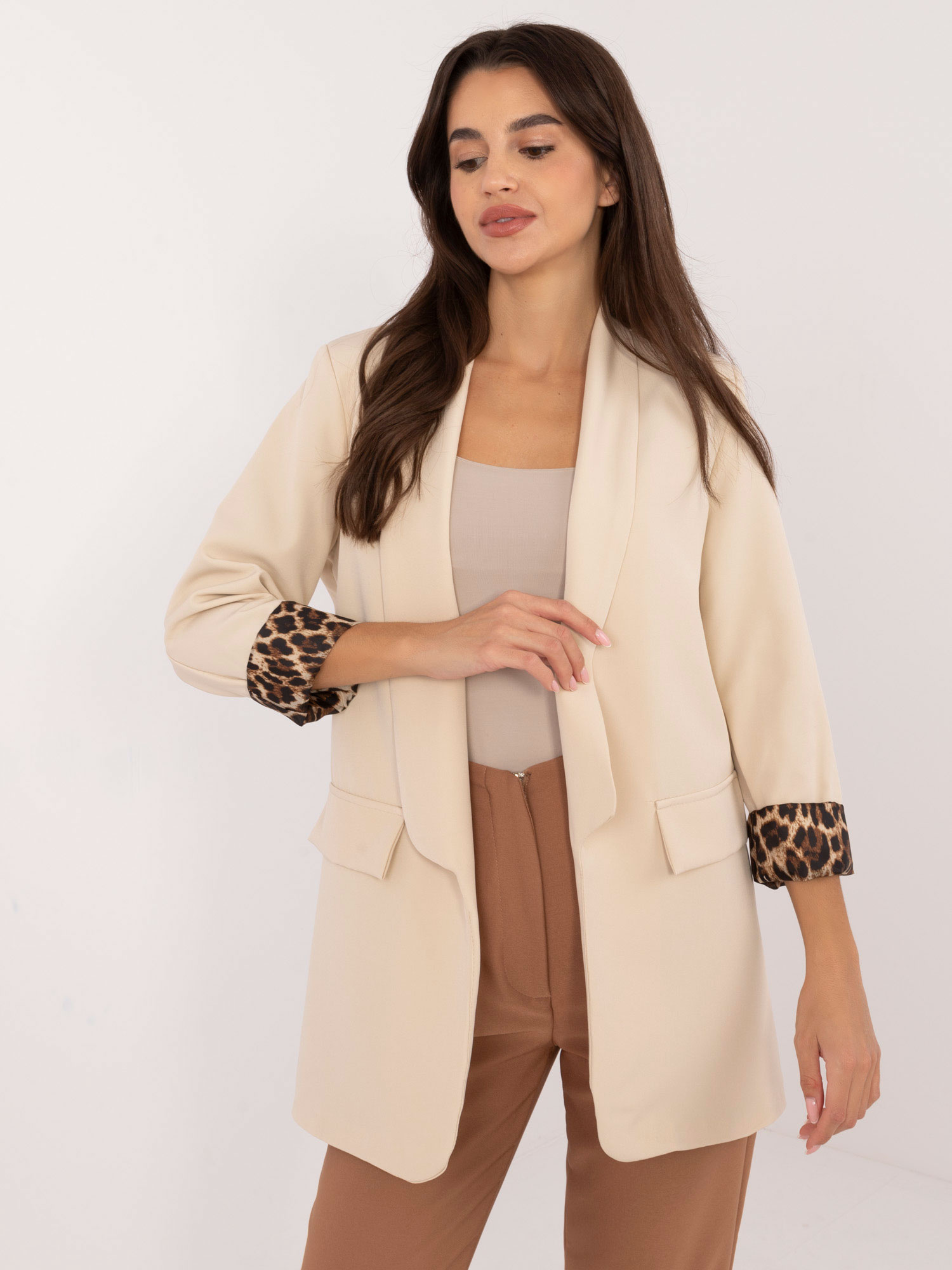 Svetlobéžové sako s leopardím vzorom DHJ-MA-18657-1.86-light beige Veľkosť: ONE SIZE