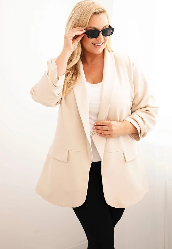 Smotanový dámsky elegantný plus size blejzer Veľkosť: ONE SIZE