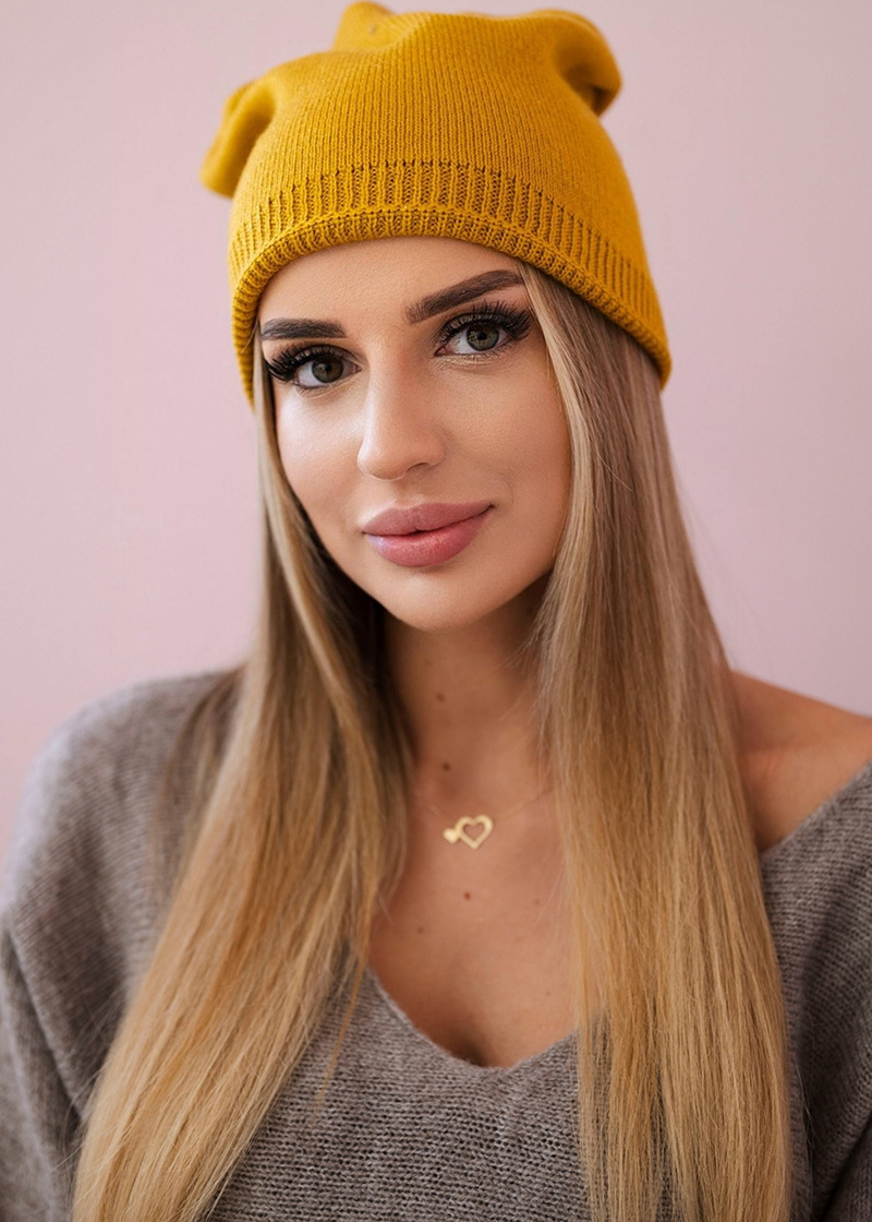 Horčicová dámska čiapka s jemným leskom K143 horčica Veľkosť: ONE SIZE