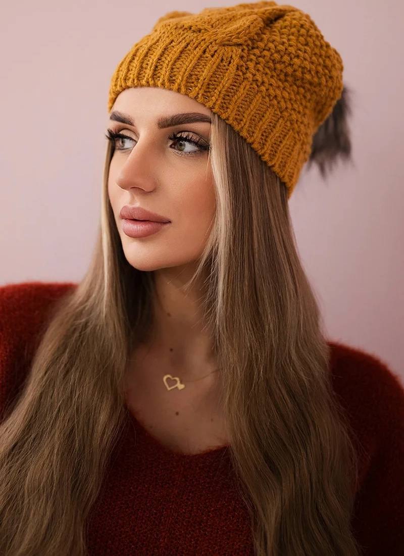 Horčicová dámska zimná čiapka s brmbolcom a fleecovou podšívkou K210 horčicová fleecová čiapka Veľkosť: ONE SIZE