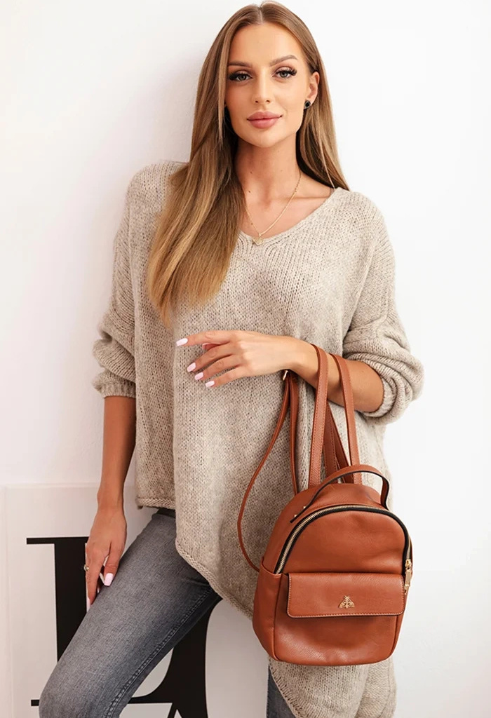 Asymetrický dámsky béžový plus size sveter s výstrihom do V Veľkosť: ONE SIZE