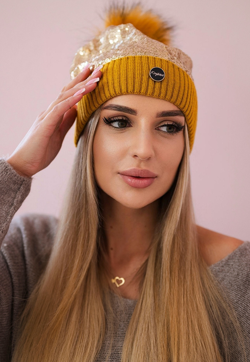 Horčicová dámska čiapka s flitrami K198 horčica Veľkosť: ONE SIZE