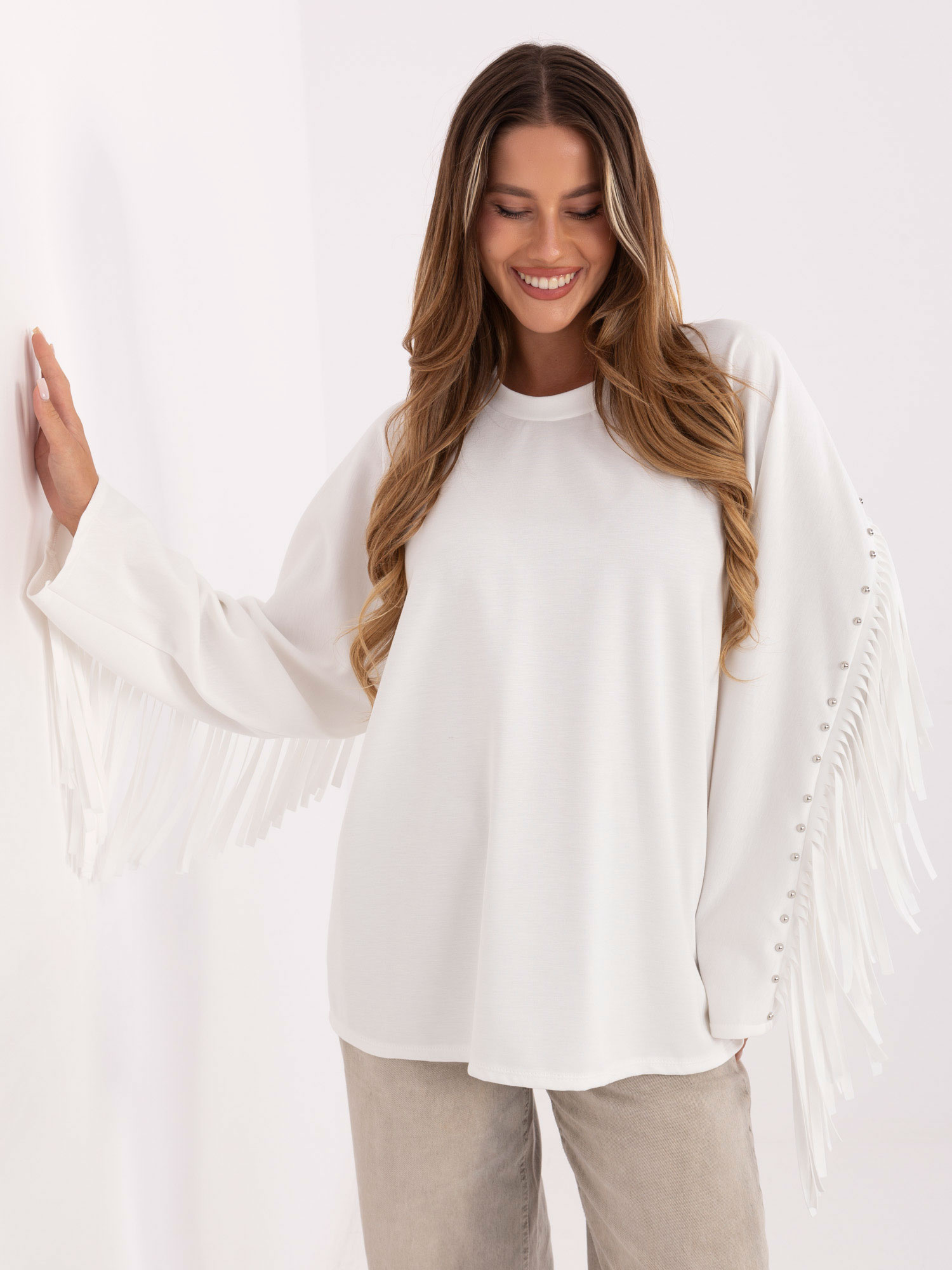 Biela dámska viskózová mikina so strapcami IT-BZ-21695.10-white Veľkosť: ONE SIZE