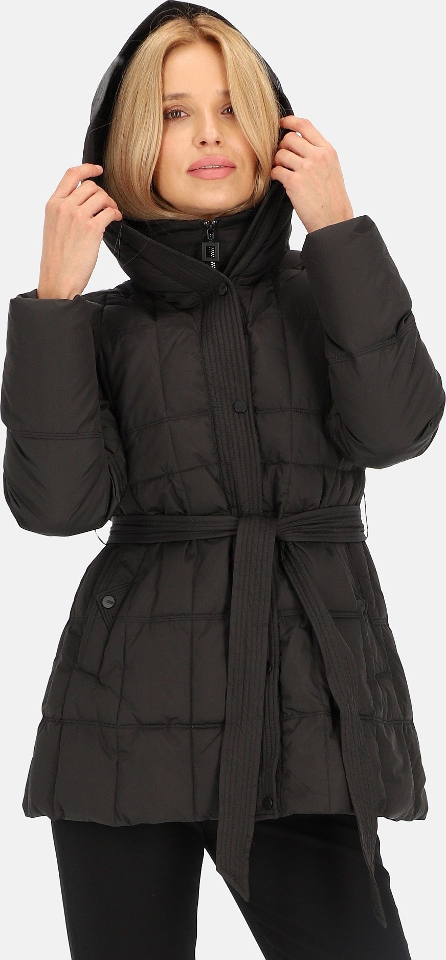 Čierna dámska krátka páperová bunda s kapucňou a zaväzovaním BLH 241004 FX - black Veľkosť: L