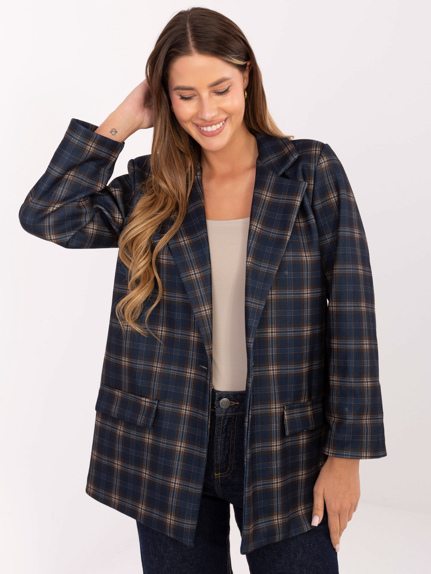 Tmavomodrý dámsky viskózový károvaný blejzer s ramennými vypchávkami IT-MA-21739.16P-navy Veľkosť: ONE SIZE