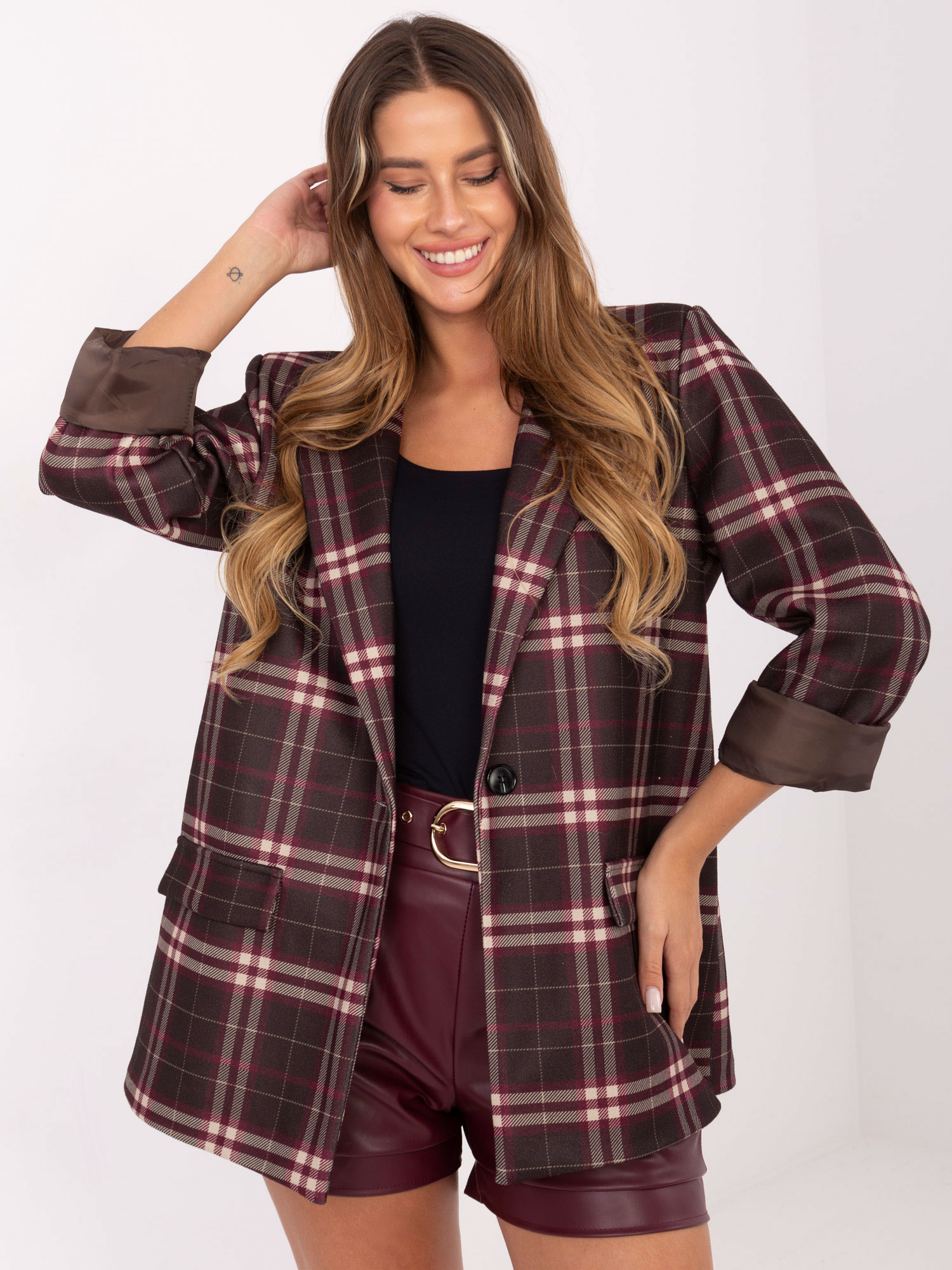 Hnedý dámsky viskózový károvaný blejzer s ramennými vypchávkami IT-MA-21739.16P-brown Veľkosť: ONE SIZE