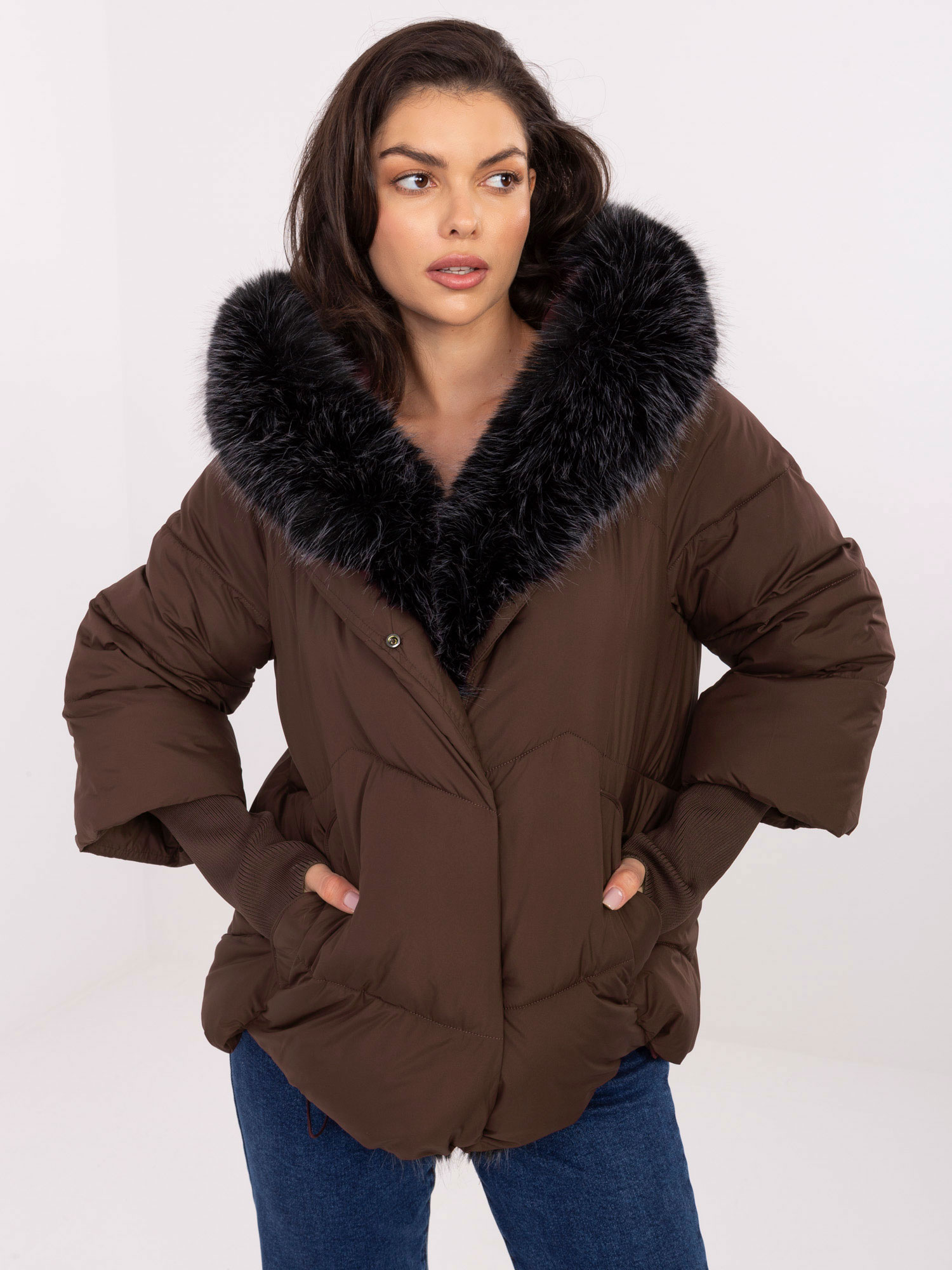 Hnedá dámska prešívaná bunda s kapucňou a dlhými manžetami MBM-KR-2755.76-brown Veľkosť: XL