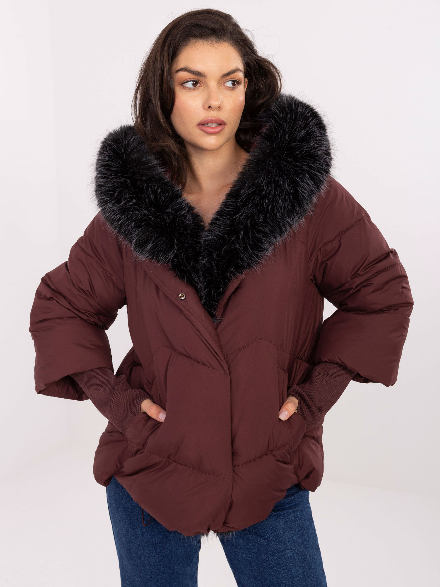 Vínová dámska prešívaná bunda s kapucňou a dlhými manžetami MBM-KR-2755.76-bordo Veľkosť: XL