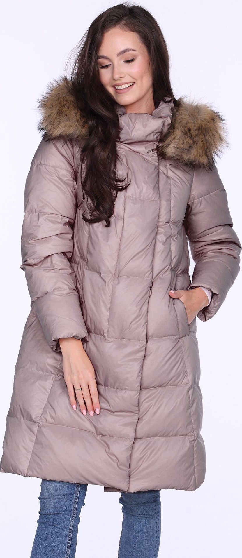 Pastelovo ružová dámska dlhá zimná bunda s kožušinou na kapucni BLH 220011 FF - pink Veľkosť: L