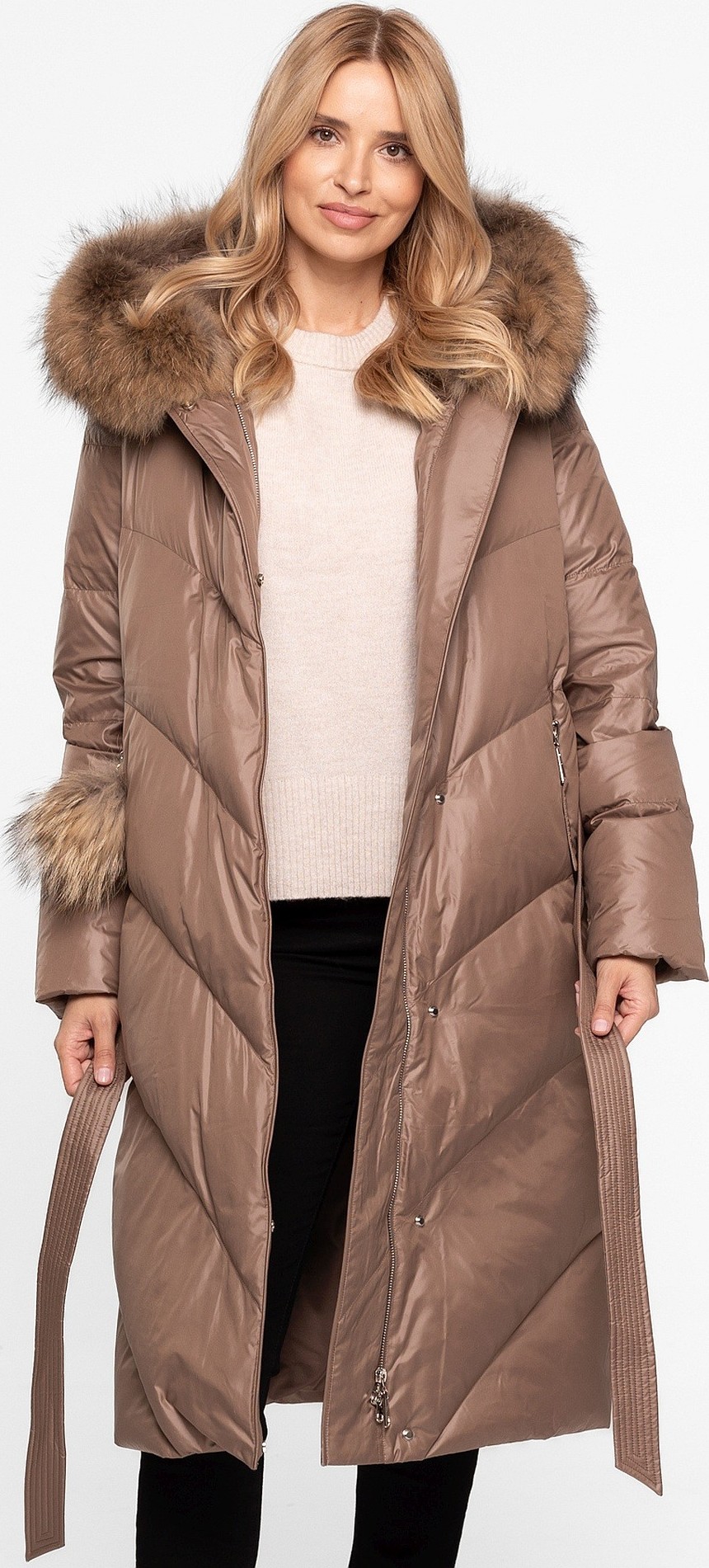 Hnedý dámsky prešívaný páperový kabát s brmbolcom na vrecká BLH 251050 FXR - brown Veľkosť: S