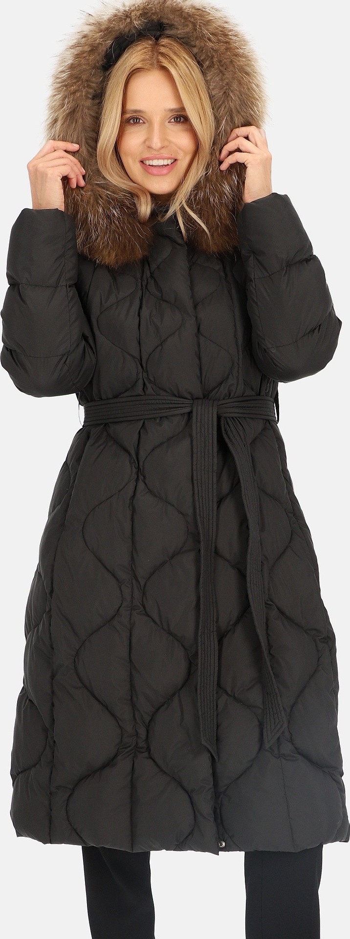 Čierny dámsky páperový prešívaný kabát s opaskom BLH 241012 FXR - black Veľkosť: M