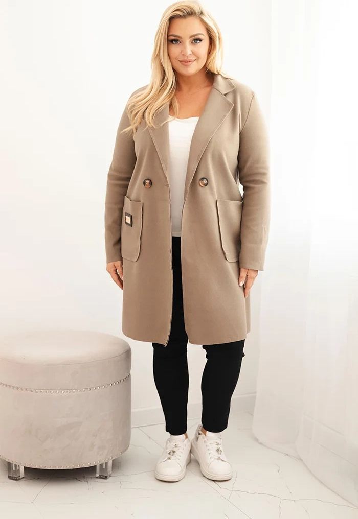 Svetlohnedý dámsky elegantný plus size kabát s golierom a veľkými vreckami Veľkosť: ONE SIZE