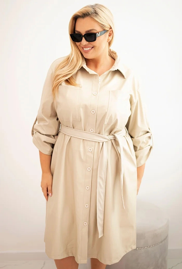 Smotanové koženkové Plus Size šaty s opaskom a golierom Veľkosť: 4XL/5XL