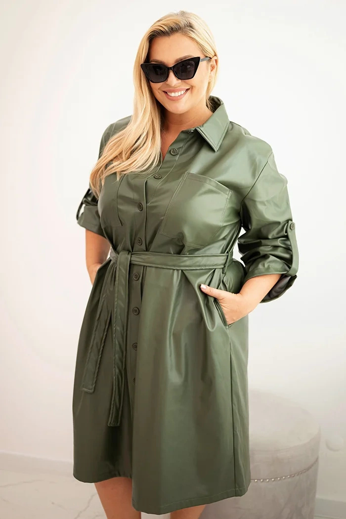 Khaki koženkové Plus Size šaty s opaskom a golierom Veľkosť: 4XL/5XL