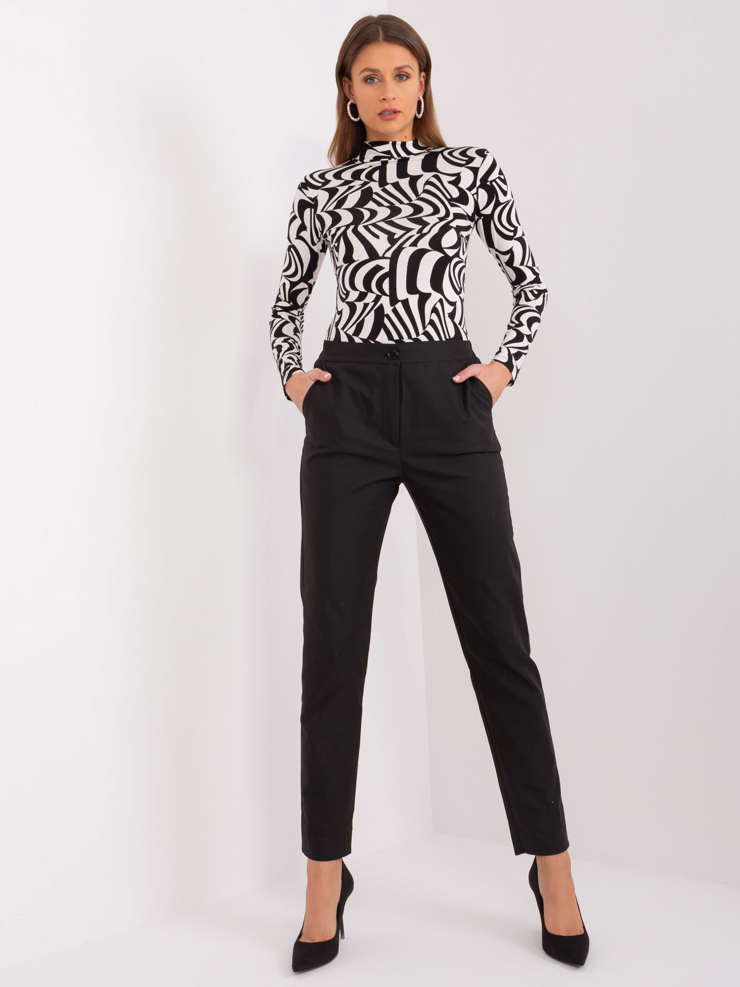 Čierne elegantné rovné nohavice LK-SP-509439.22P-black Veľkosť: S/M