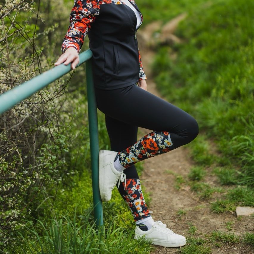 Dámske čierne funkčné legíny s makmi Veľkosť: L