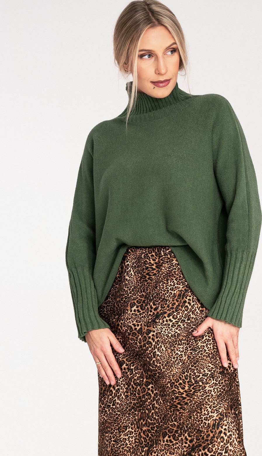 Olivovo zelený dámsky viskózový rolák s dlhým rukávom M1101 Olive Green Veľkosť: S/M