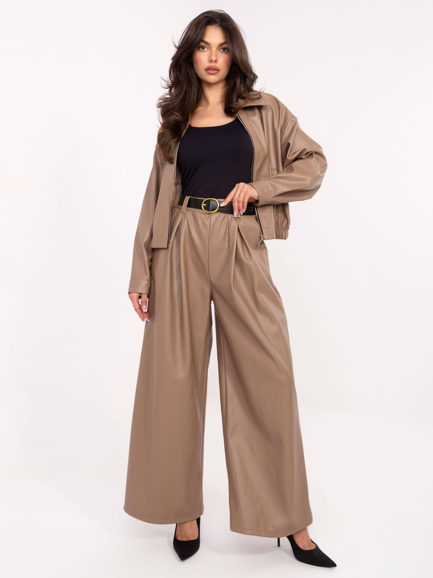 Tmavobéžové dámske široké koženkové nohavice s opaskom IT-SP-FL8569.85-dark beige Veľkosť: ONE SIZE