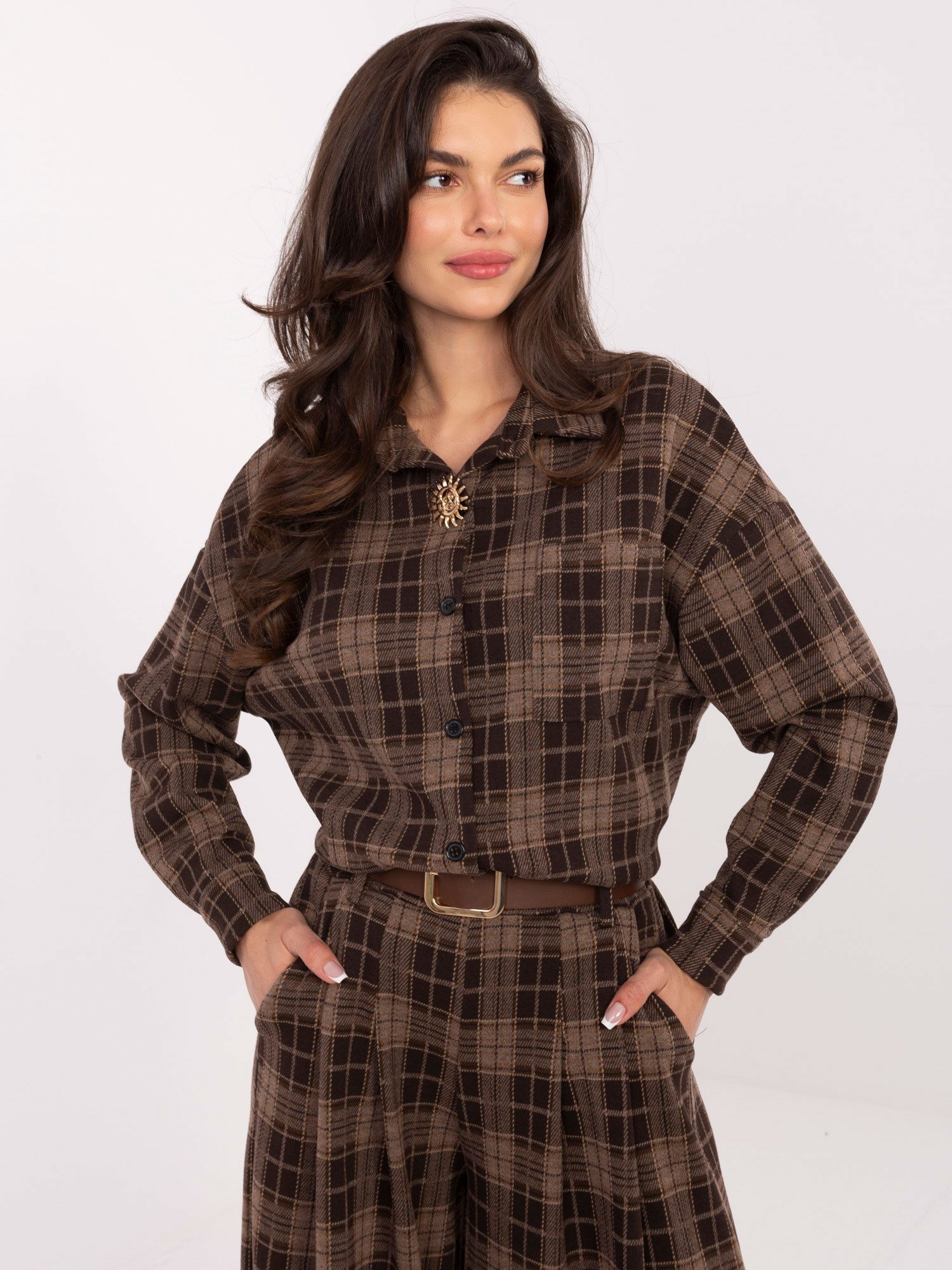 Hnedá dámska károvaná flanelová košeľa s odnímateľnou brošňou IT-KS-GT9880.12P-brown Veľkosť: ONE SIZE