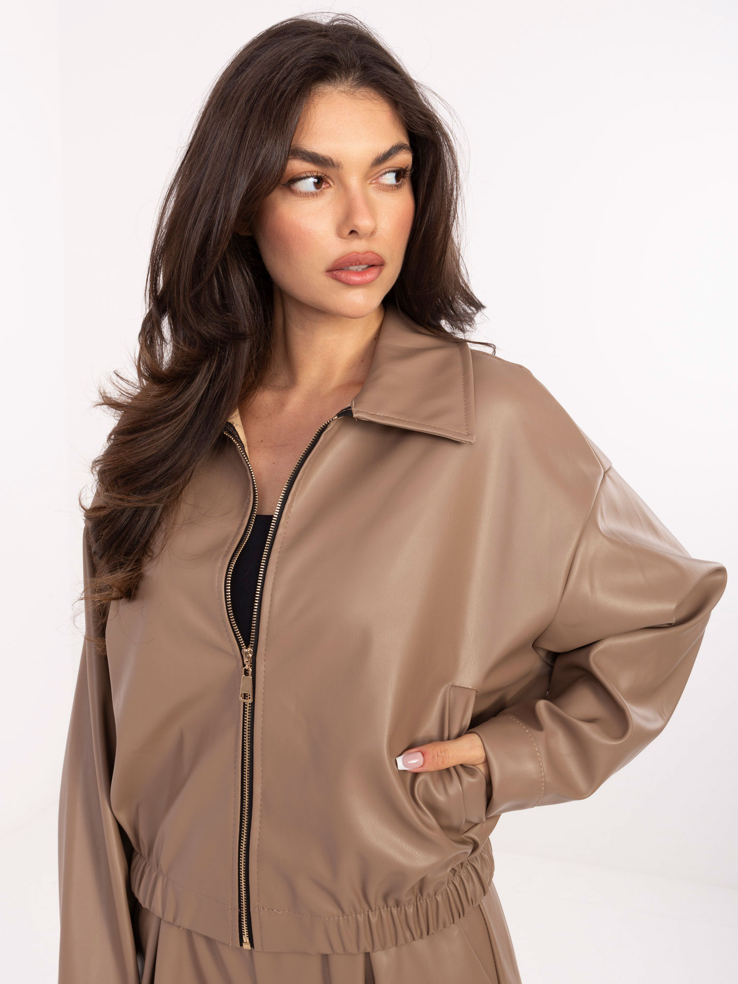 Béžový dámsky koženkový bomber IT-KR-FL9707.34-DARK BEIGE Veľkosť: ONE SIZE