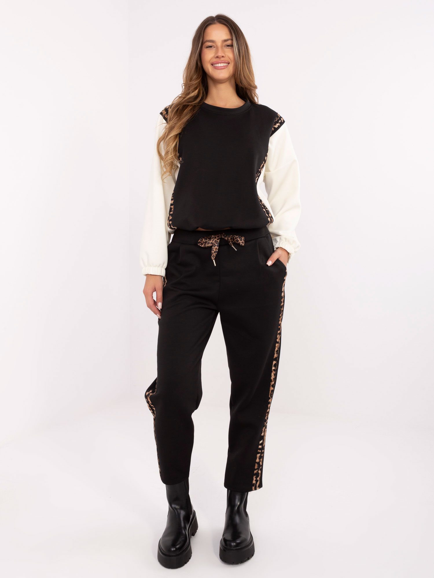 Čierna dámska viskózová tepláková súprava s leopardími pruhmi IT-KMPL-9838.27-black Veľkosť: ONE SIZE