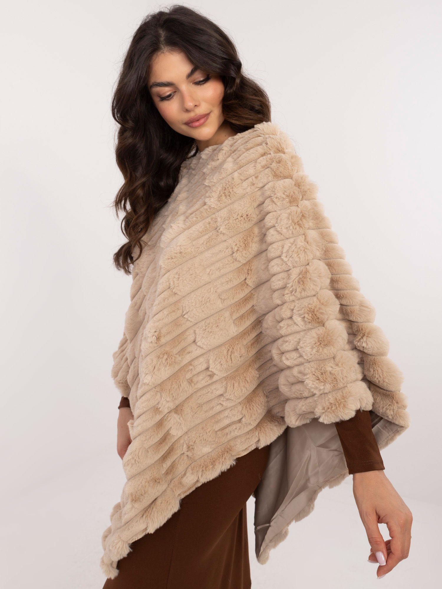 Béžové kožušinové teplé pončo AT-PN-2347.88-beige Veľkosť: ONE SIZE