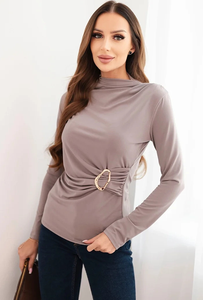 Taupe elegantná blúzka s riasením a dekoratívnou sponou Veľkosť: ONE SIZE