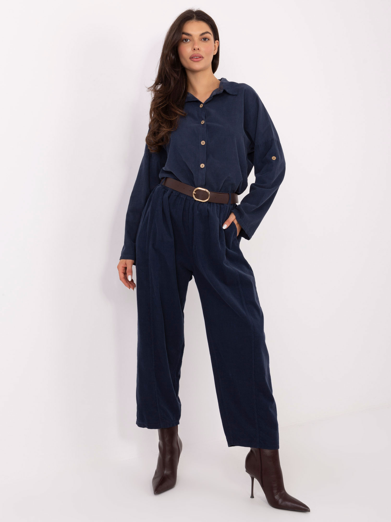 Tmavomodré dámske nohavice z manšestru so širokými nohavicami a opaskom IT-SP-258009.83-dark blue Veľkosť: ONE SIZE