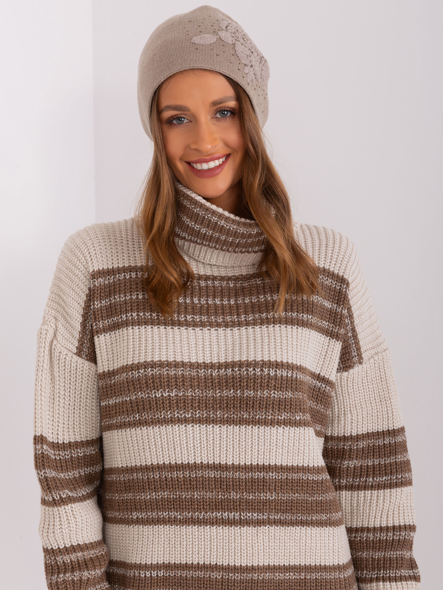 Tmavobéžová čiapka s aplikáciou AT-CZ-23250.01P-dark beige Veľkosť: ONE SIZE