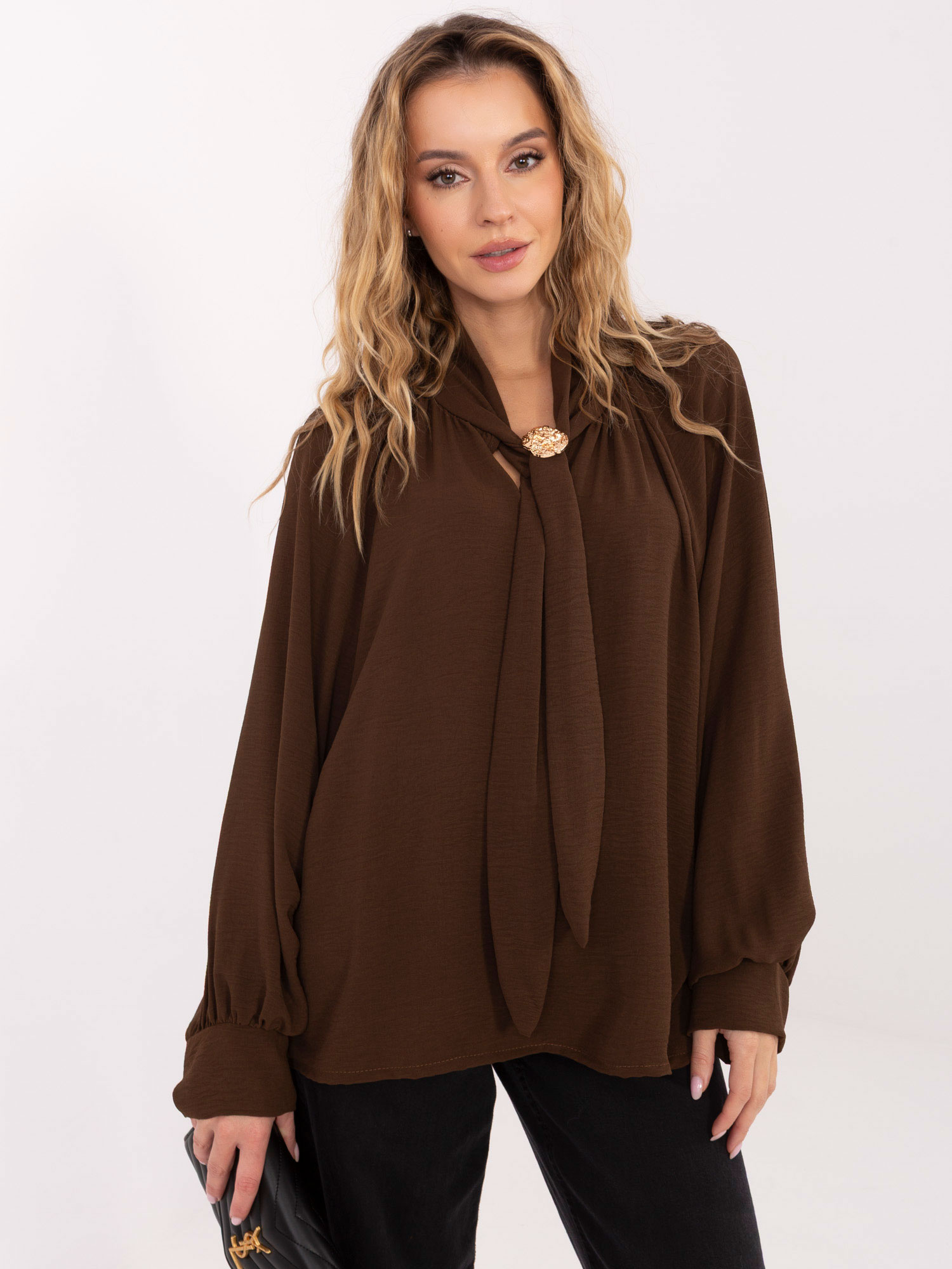 Hnedá blúzka z viskózy s naberanými rukávmi a viazaním MI-BZ-272509.07-brown Veľkosť: ONE SIZE