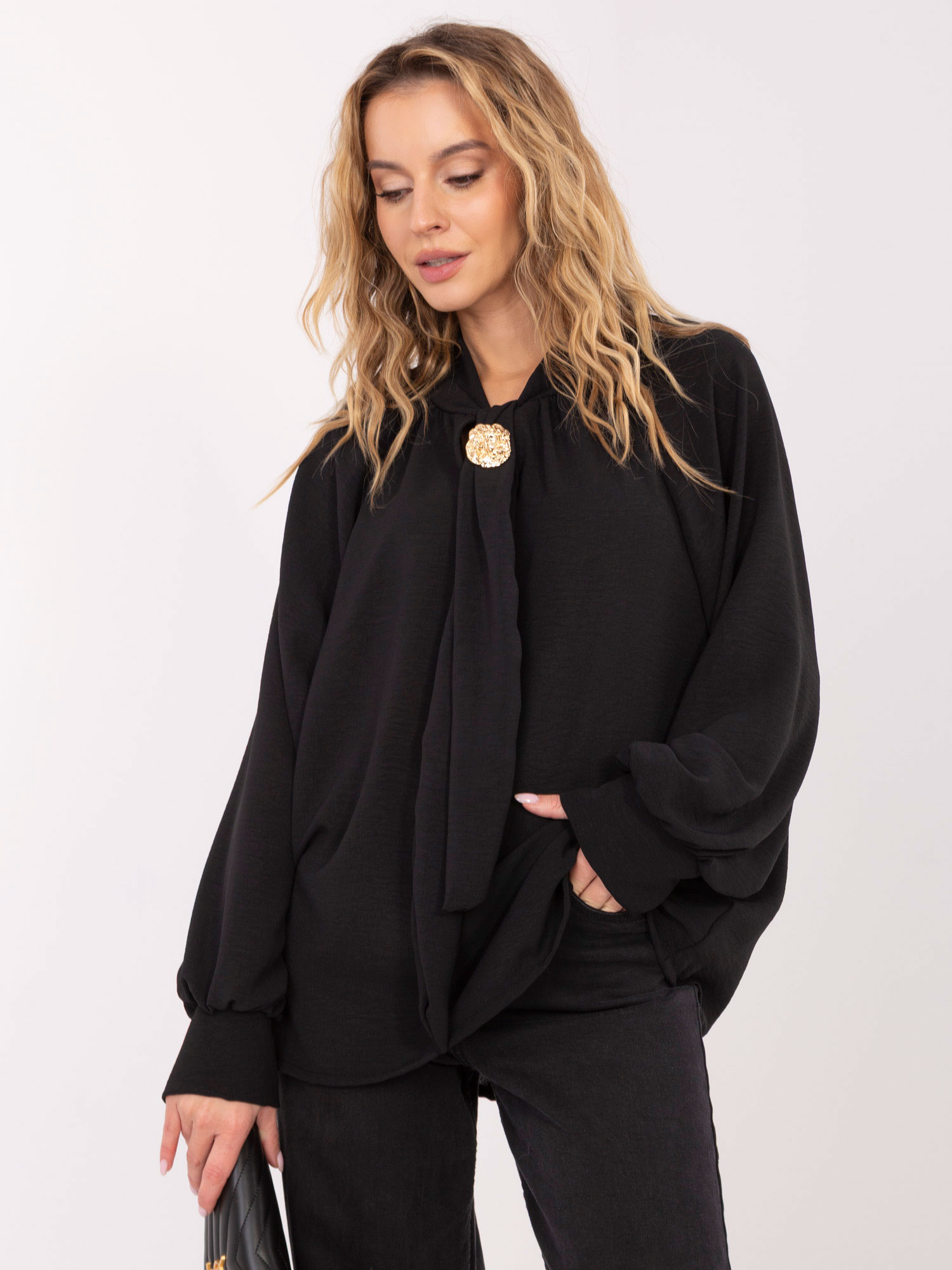 Čierna blúzka z viskózy s naberanými rukávmi a viazaním MI-BZ-272509.07-black Veľkosť: ONE SIZE