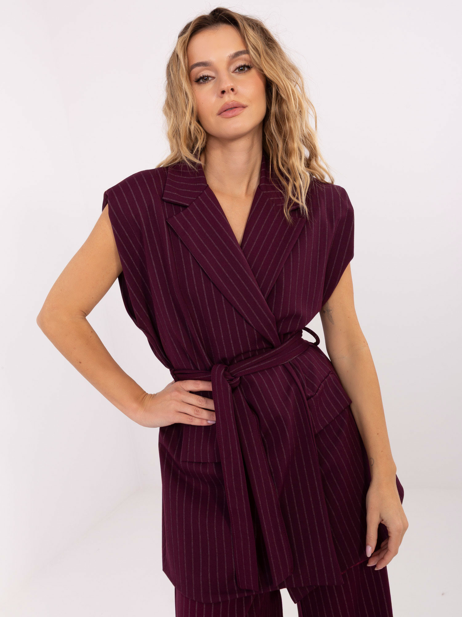 Vínová dámska elegantná vesta s ramennými vypchávkami IT-KZ-FL9790.66-bordo Veľkosť: L/XL