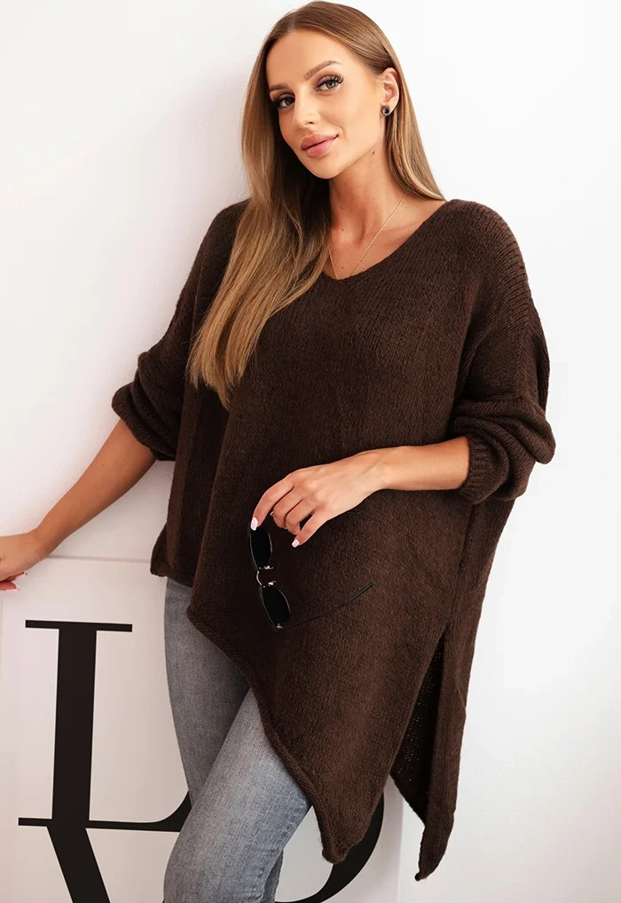 Asymetrický dámsky tmavohnedý plus size sveter s výstrihom do V Veľkosť: ONE SIZE