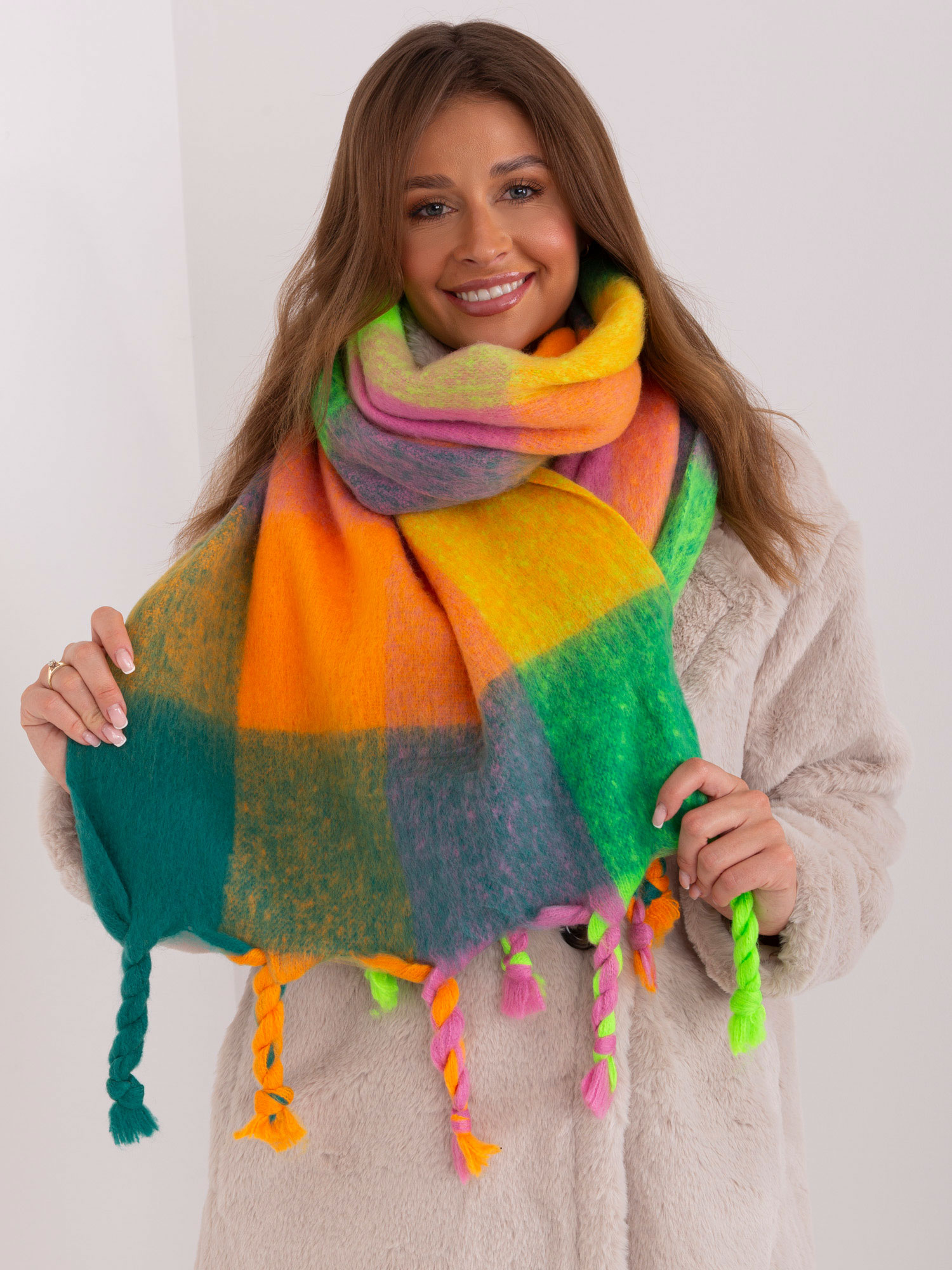 Farebný károvaný šál so strapcami AT-SZ-2313501.98-mix color Veľkosť: ONE SIZE