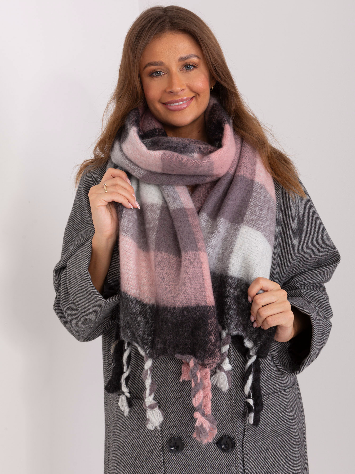 Sivo-ružový károvaný šál so strapcami AT-SZ-2313501.97-light pink-grey Veľkosť: ONE SIZE