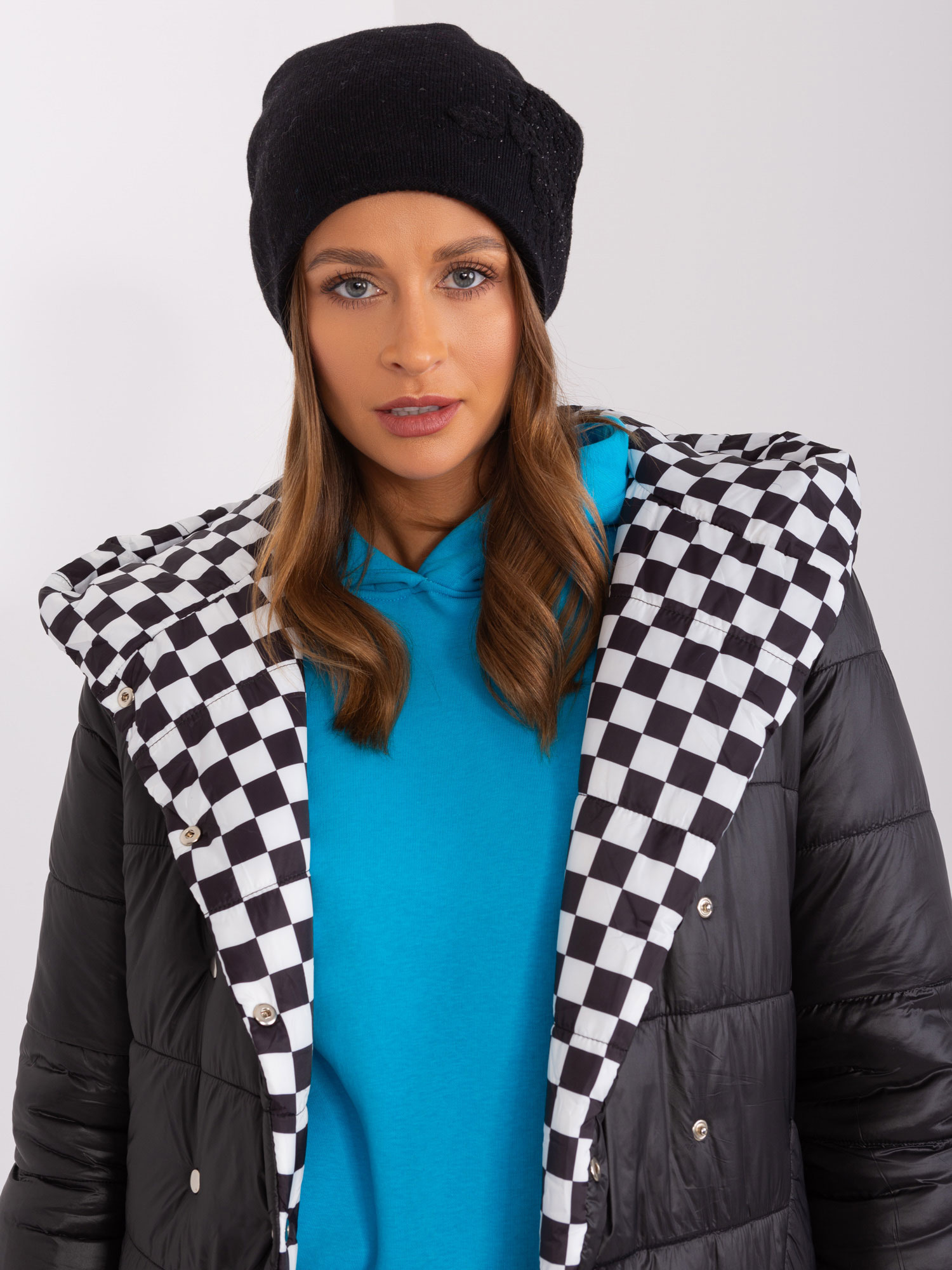 Čierna čiapka s aplikáciou AT-CZ-23250.01P-black Veľkosť: ONE SIZE