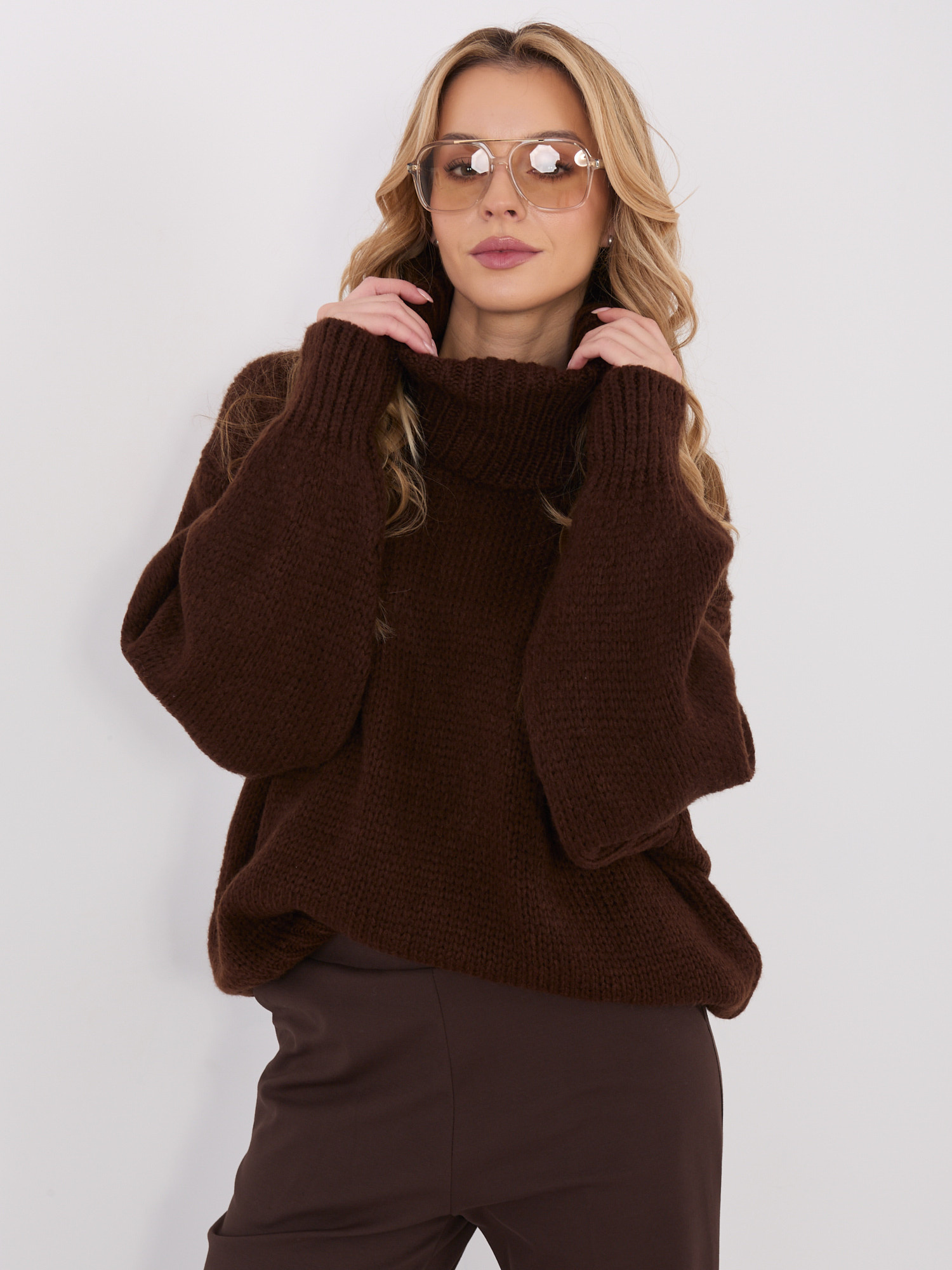 Tmavohnedý dámsky oversize rolák IN-SW-3176.26-DARK BROWN Veľkosť: ONE SIZE