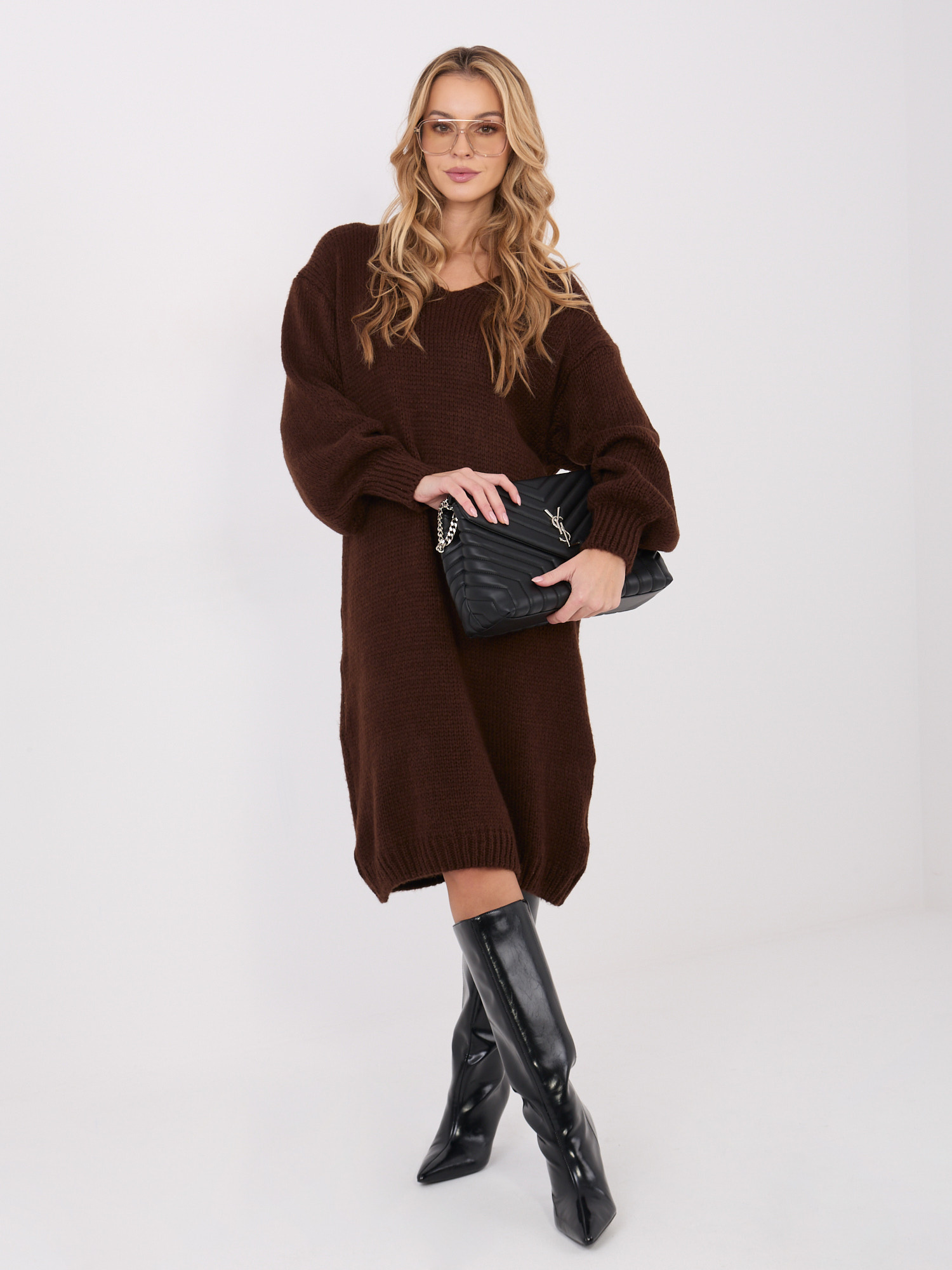 Tmavohnedé pletené šaty s výstrihom do V IN-SK-5962.22-DARK BROWN Veľkosť: ONE SIZE