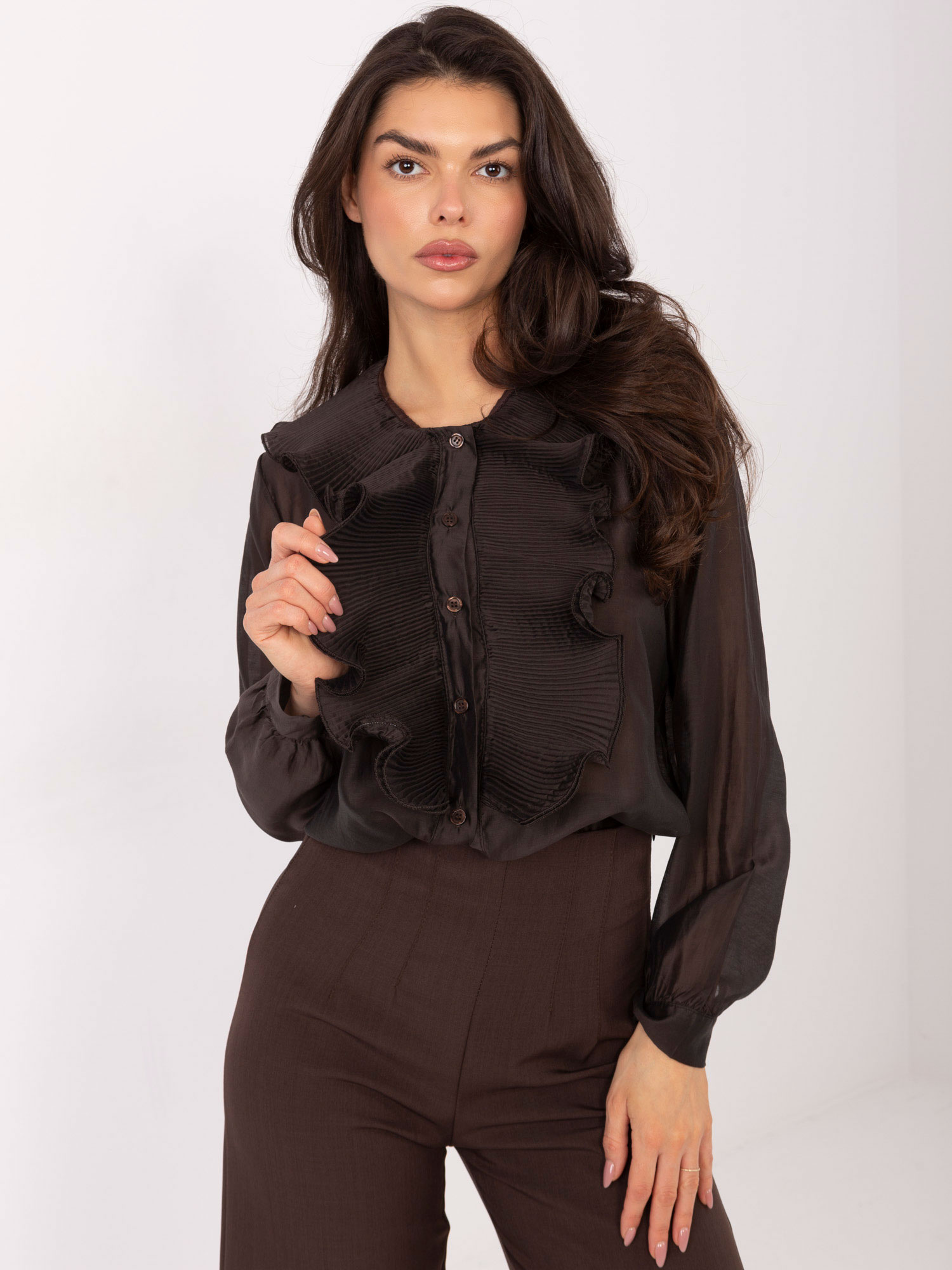 Čokoládovo hnedá dámska košeľa s plisovaným volánom IT-KS-28990.05P-dark brown Veľkosť: ONE SIZE