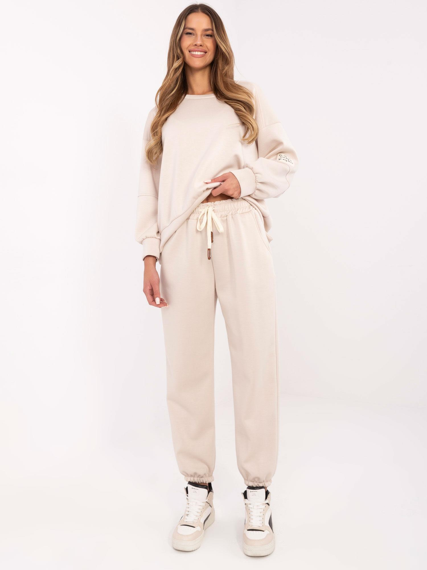 Béžová dámska tepláková súprava s ozdobnou nášivkou MI-KMPL-M5879.86-beige Veľkosť: ONE SIZE