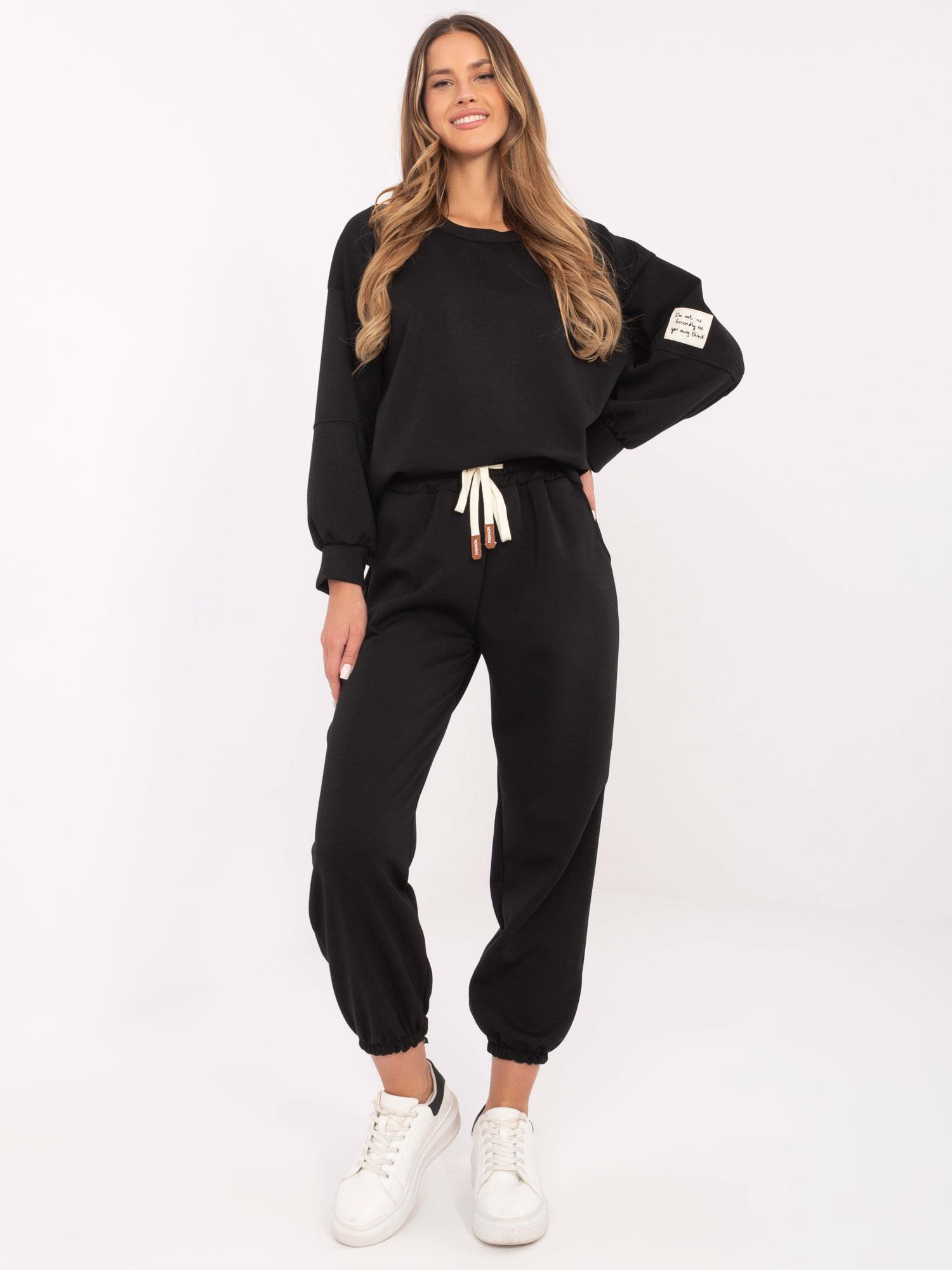 Čierna tepláková súprava s ozdobnou nášivkou MI-KMPL-M5879.86-black Veľkosť: ONE SIZE