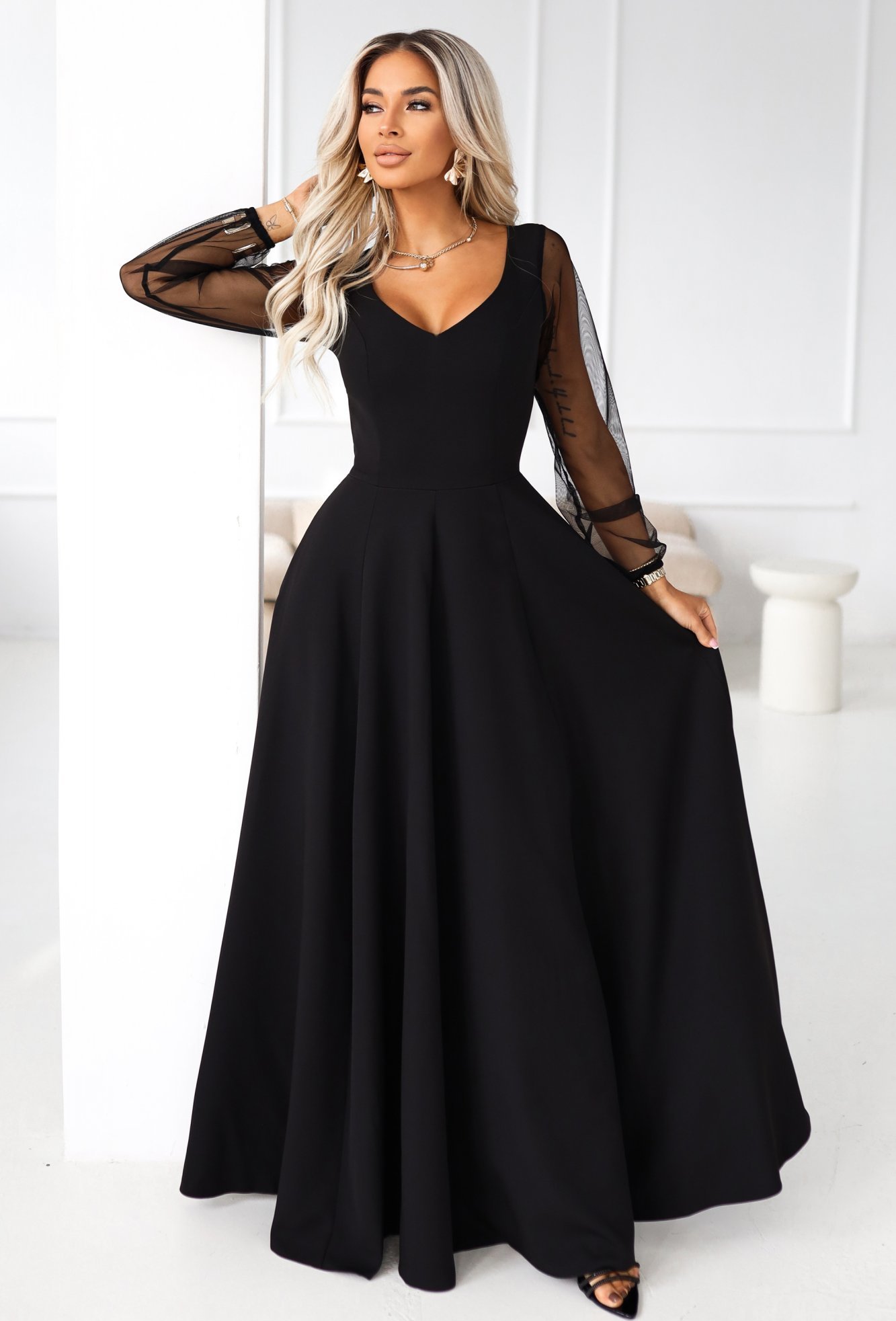 Čierne dlhé šaty s tylovými rukávmi 640-2 Veľkosť: S