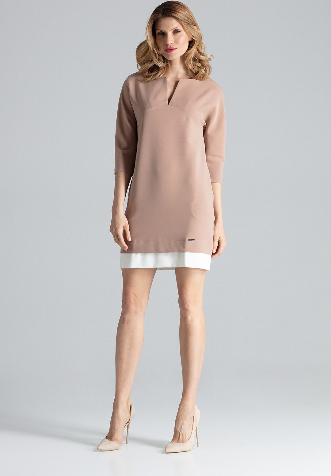 Púdrové šaty s bielym lemovaním M333 Veľkosť: L