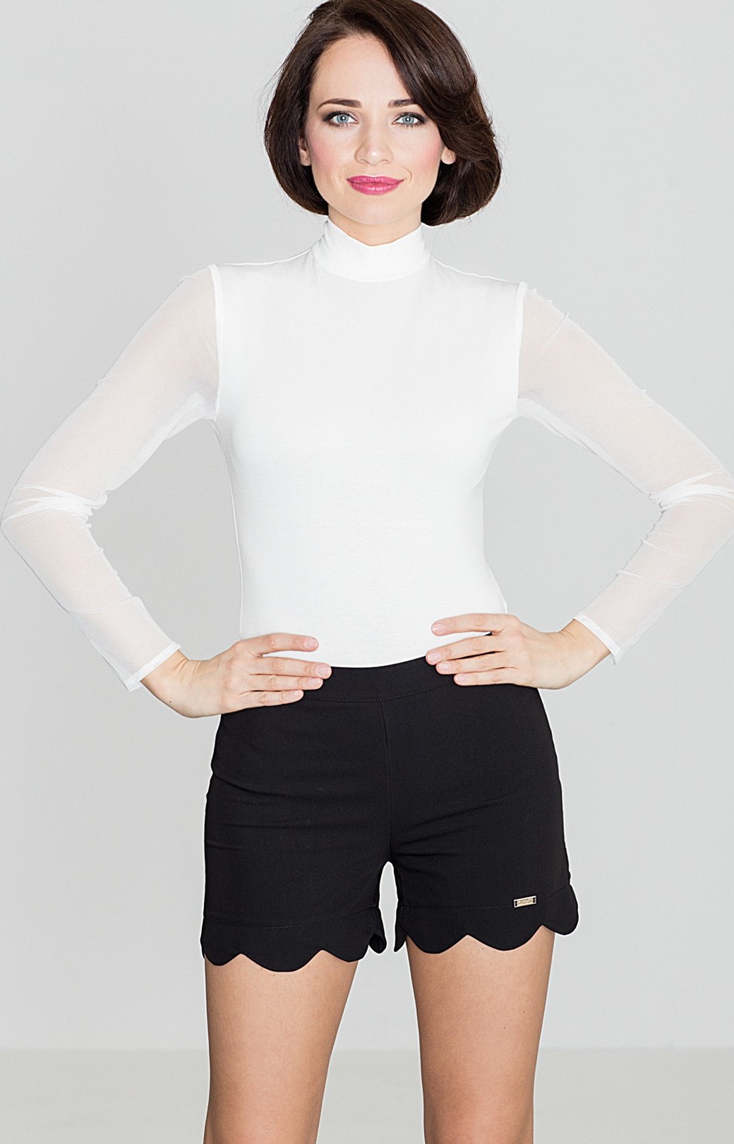 Dámske elegantné čierne šortky K375 Veľkosť: L