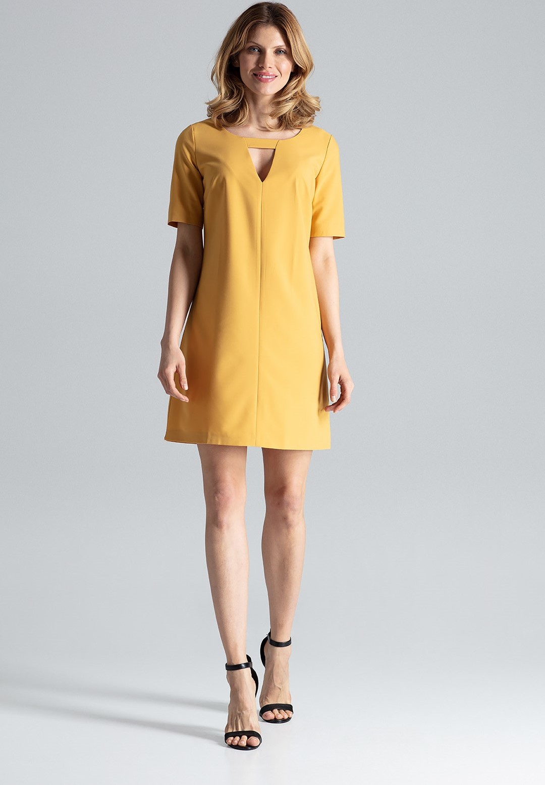 Horčicové šaty s výstrihom M634 Mustard Veľkosť: S