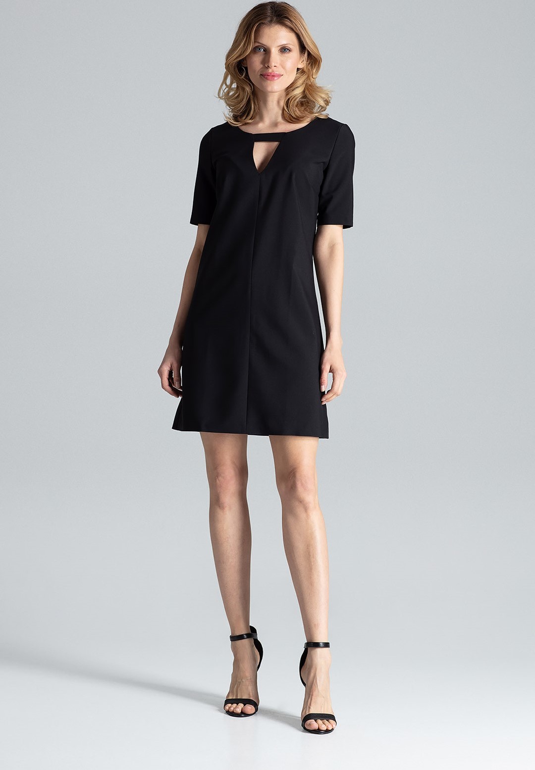 Čierne šaty s výstrihom M634 Black Veľkosť: S