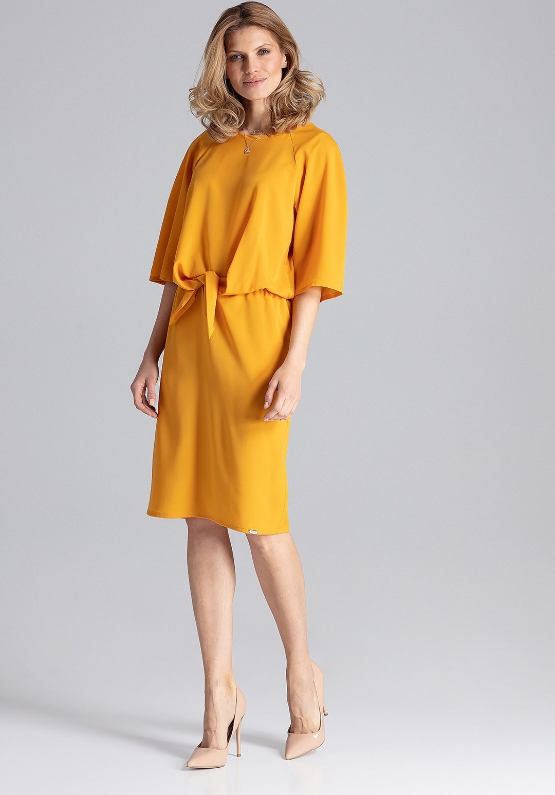 Horčicové šaty s viazaním M656 Veľkosť: S