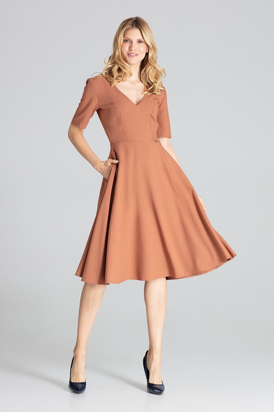 Elegantné šaty M673 Brown Veľkosť: L